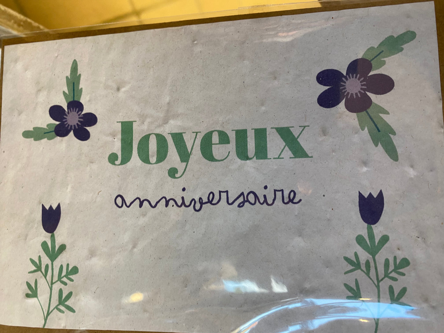 Carte à planter. Joyeux anniversaire. Fleur violette